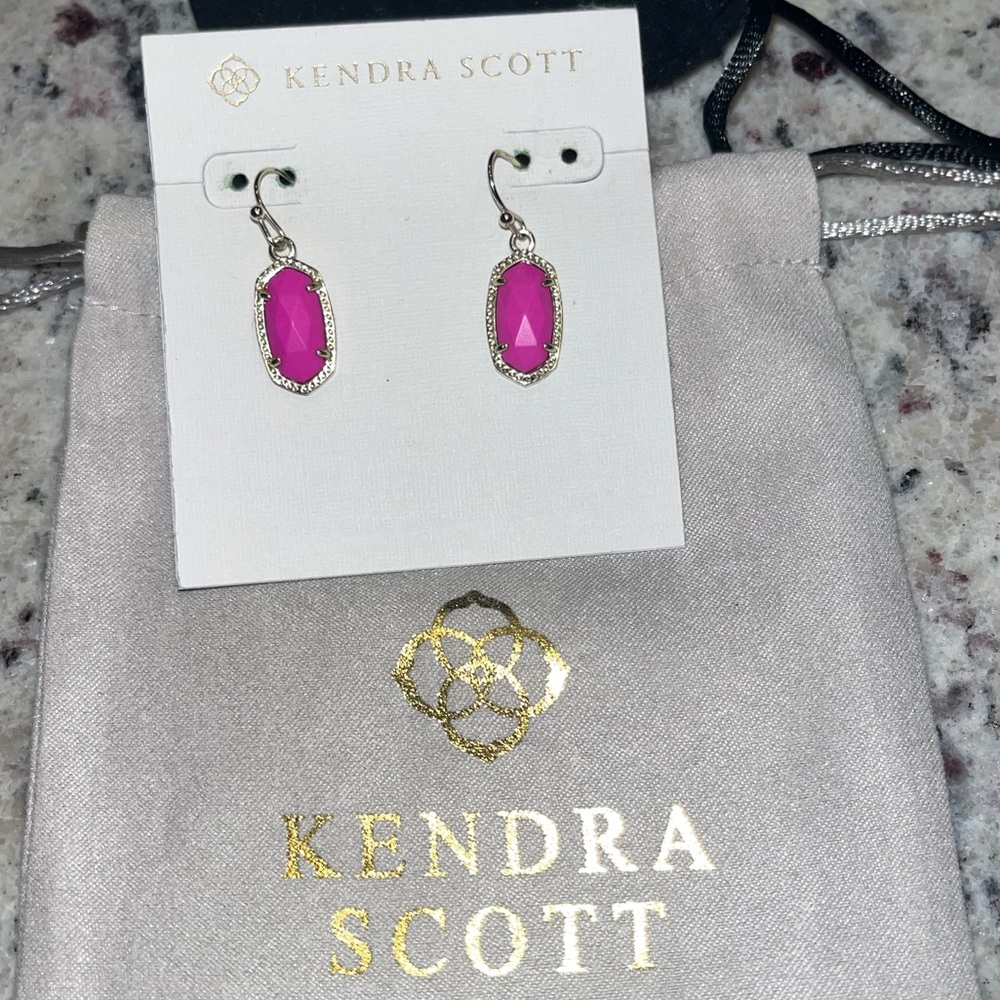 Kendra Scott hanging Elisa earrings